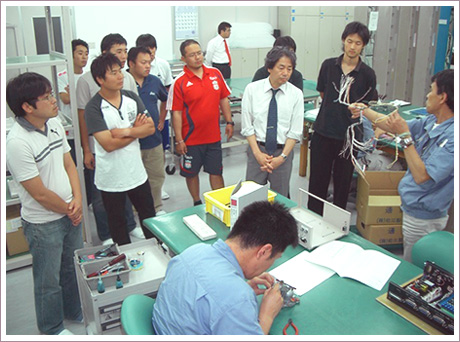 吹田市の小学校の先生に向けて製品の説明をする小田博己